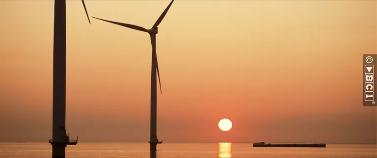 Éoliennes au coucher du soleil